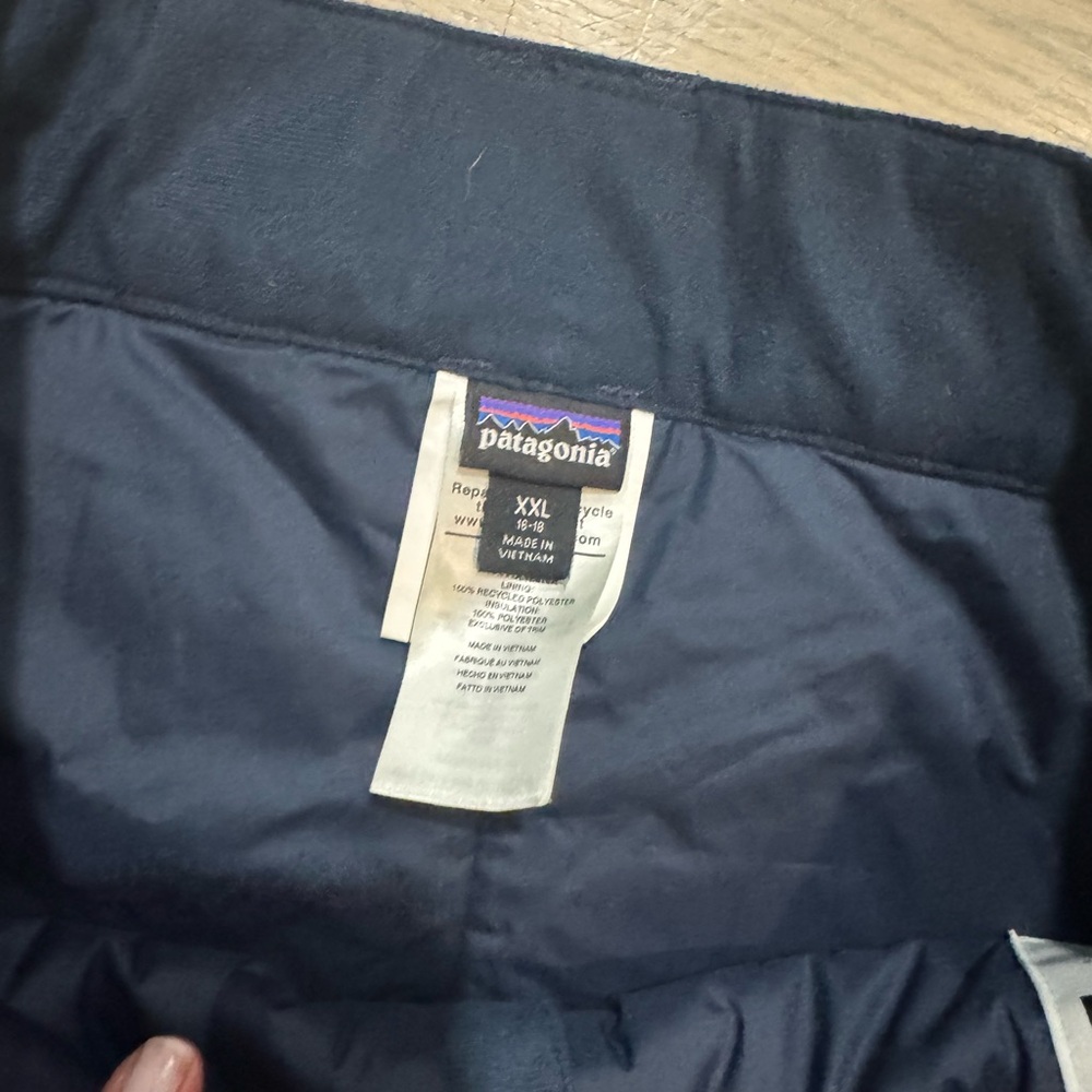 Patagonia Navy snow pants unisex kids 16-18 XXL run small!!!!! Like a boys 12